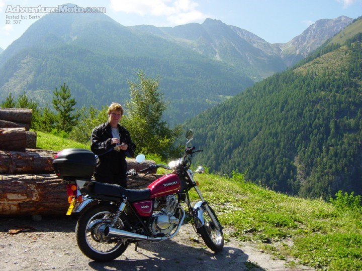 First time driving experience in Switzerland ! - Even a 250cc works fine in the mountains !
August 2002, photo : Sony DSCP71 still digital camera.