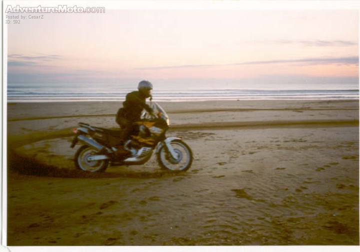 Amanecer en España - regresando de una discoteca sin dormir fuimos a la playa a acer unas fotitos y tuve que decidir entre dejar a el fotografa con su casco o ser multado por la guardia civil y ......